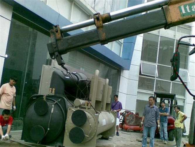 威宁随车吊和汽车吊的核心区别是什么？哪种更省钱？